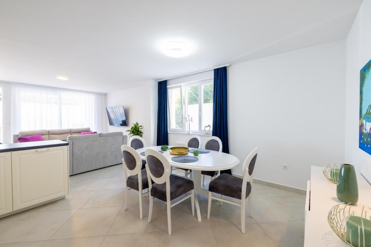Villa Smaragd - Lapis - Luxury Apartment With Shared Pool Makarska Eksteriør billede