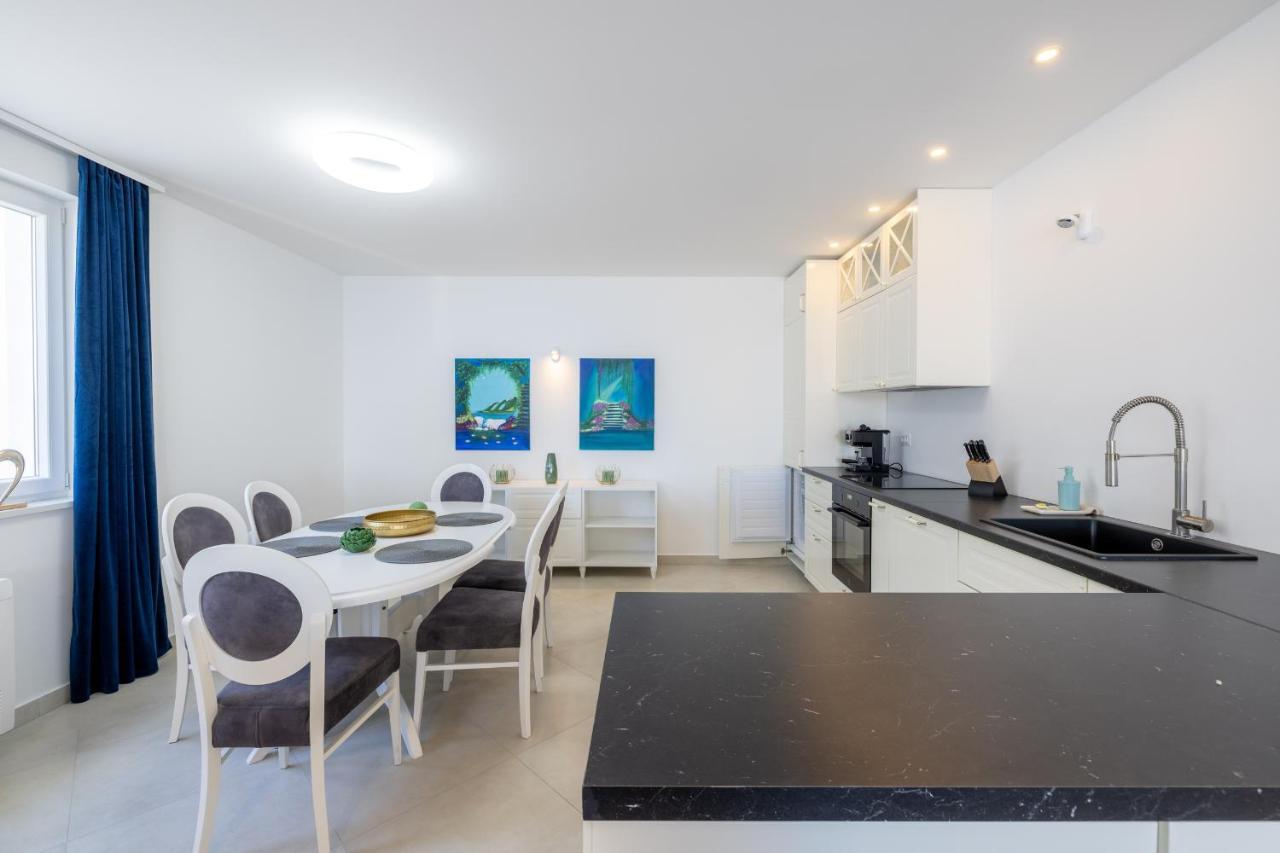 Villa Smaragd - Lapis - Luxury Apartment With Shared Pool Makarska Eksteriør billede