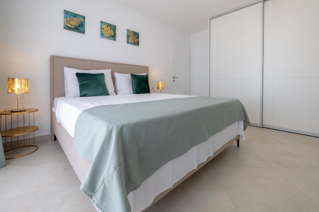 Villa Smaragd - Lapis - Luxury Apartment With Shared Pool Makarska Eksteriør billede
