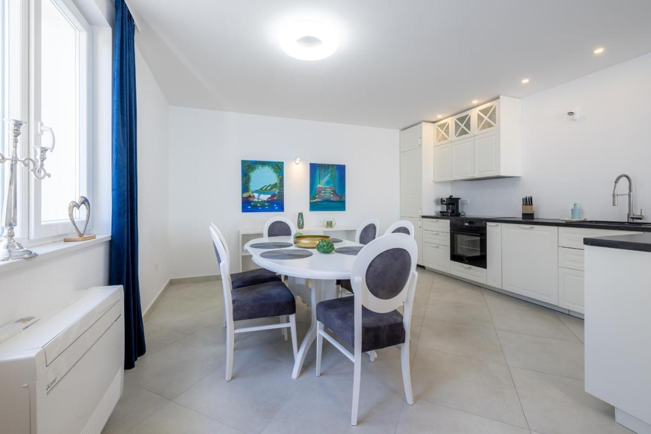 Villa Smaragd - Lapis - Luxury Apartment With Shared Pool Makarska Eksteriør billede