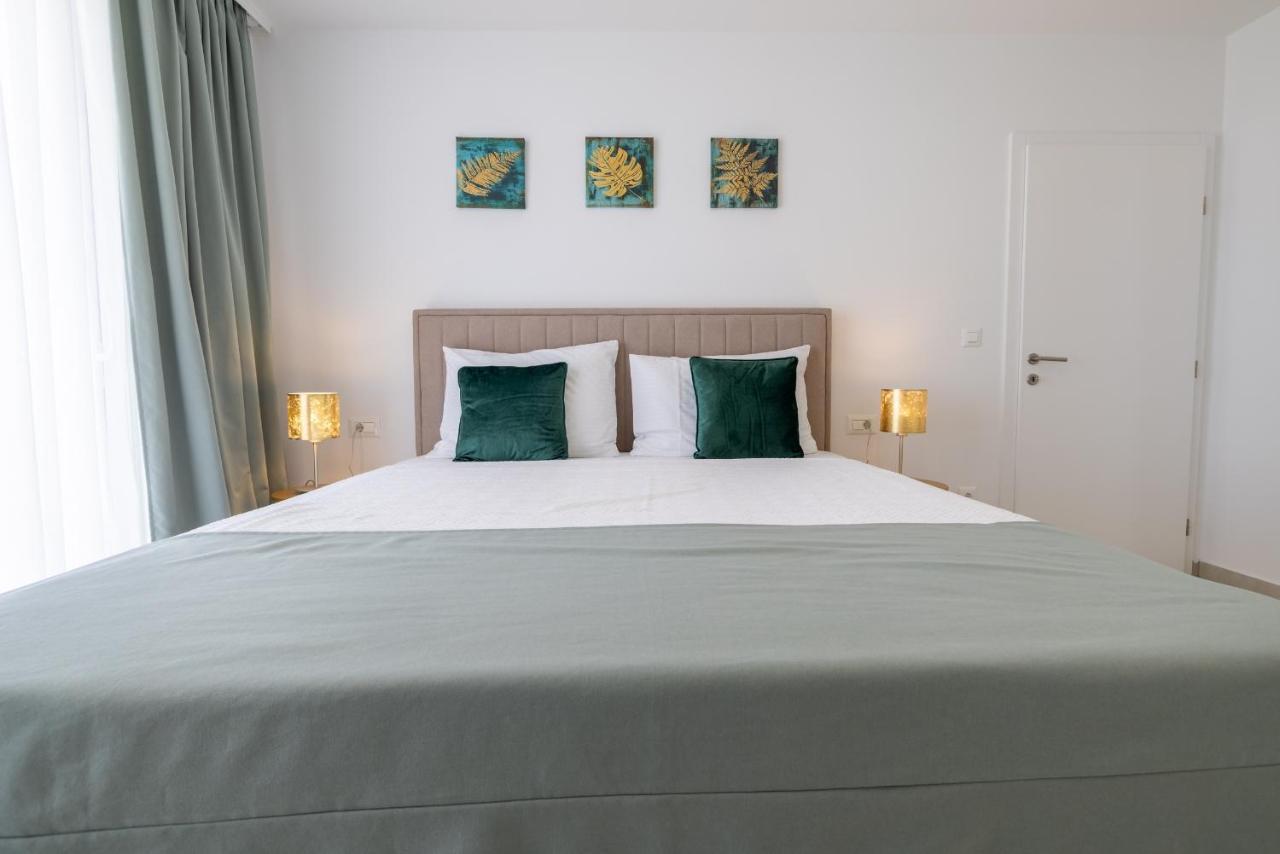 Villa Smaragd - Lapis - Luxury Apartment With Shared Pool Makarska Eksteriør billede
