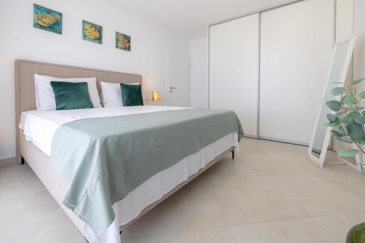 Villa Smaragd - Lapis - Luxury Apartment With Shared Pool Makarska Eksteriør billede